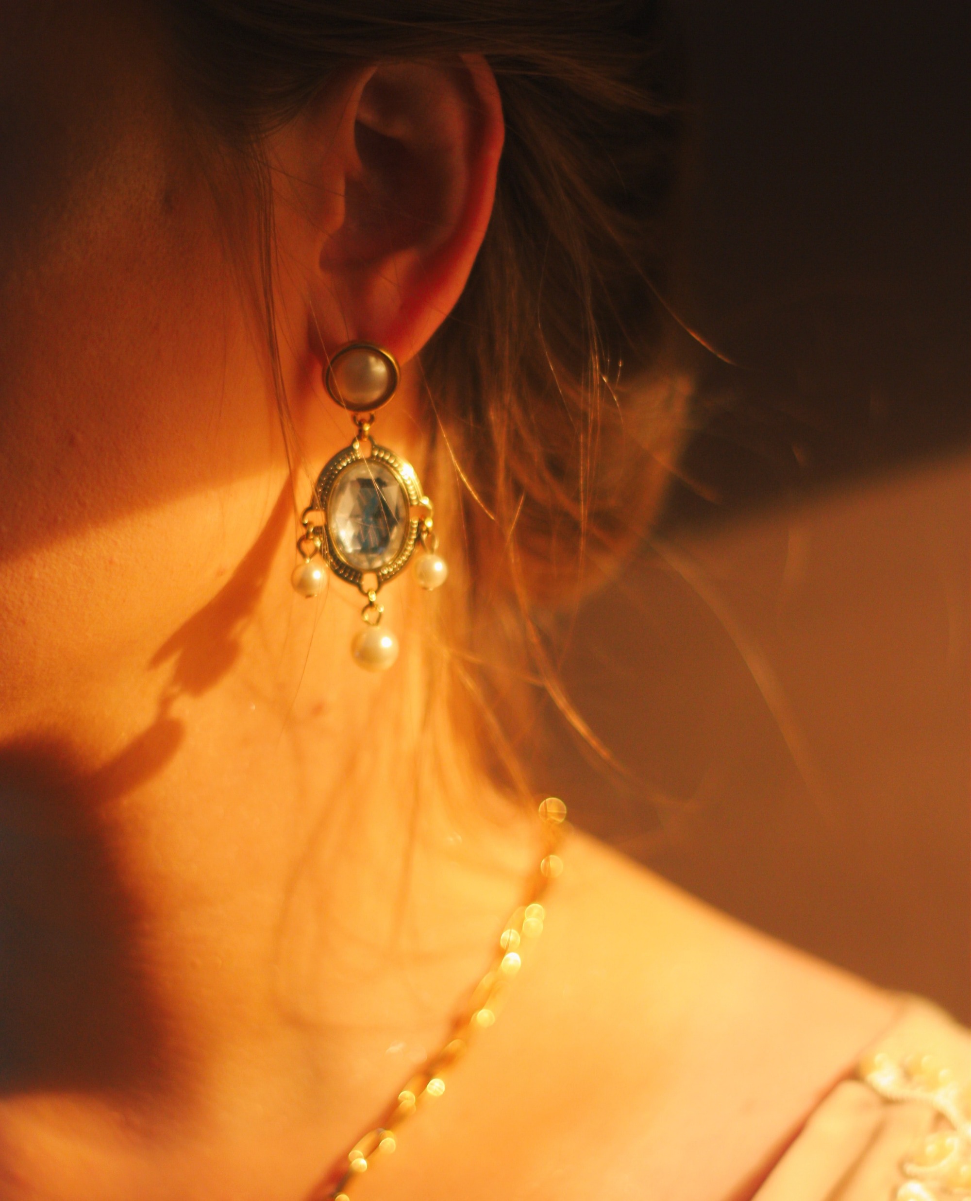Pearl and gemstone earring